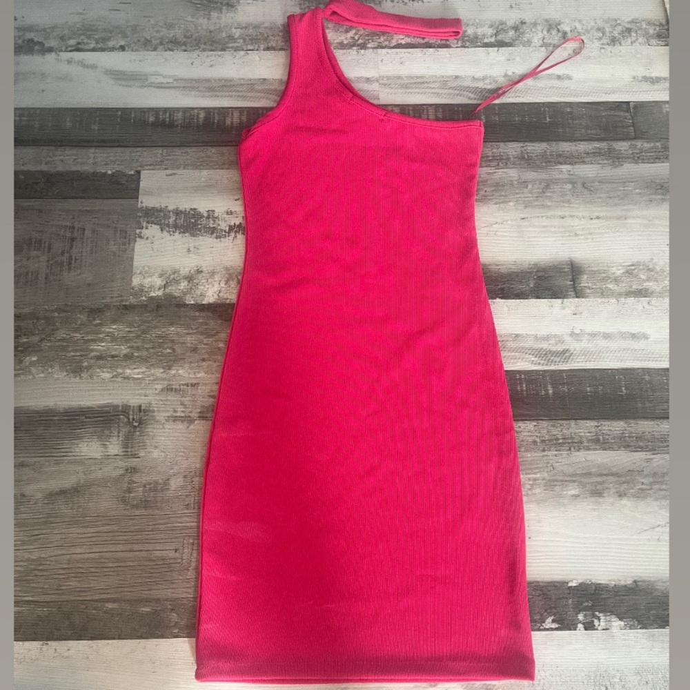Elegant Pink One-Shoulder Dress